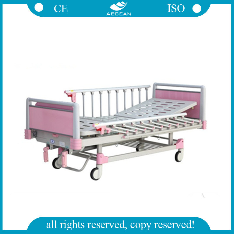 AG-CB012 with Central-Controlled Braking Hospital Manual Baby Beds