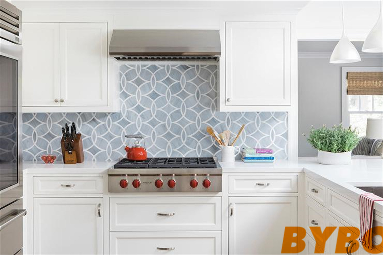 High Glossy White Shaker Cabinets Accented with Nickel Knobs (BY-L-72)