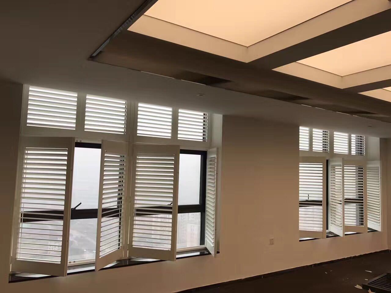 Modern Customized Elgant Wood PVC Plantation Shutter