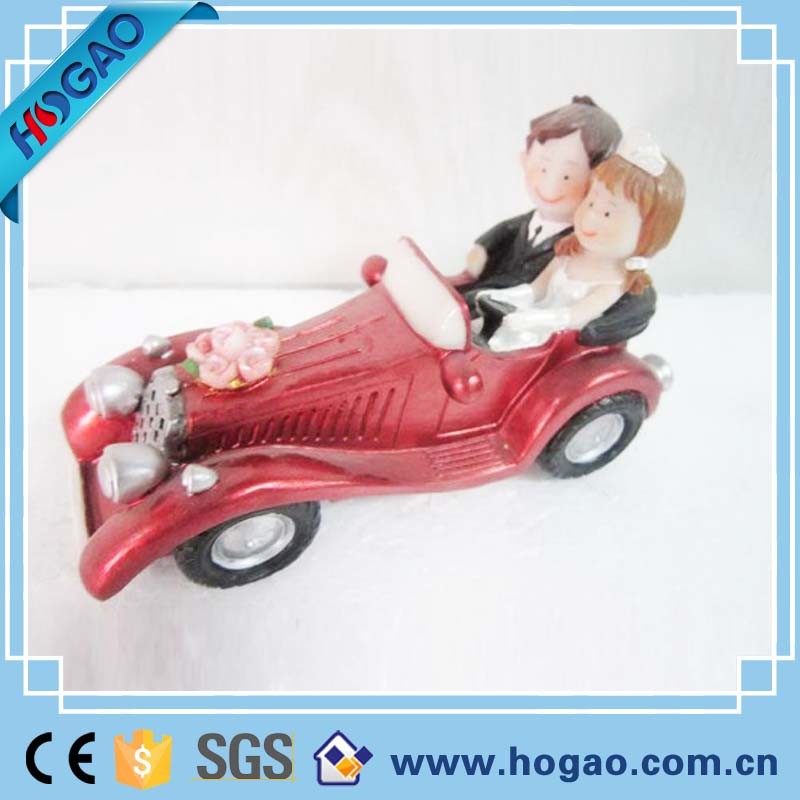 Polyresin Wedding Souvenir Statue with Car Figurine